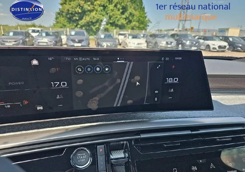 Tableau de bord numérique et écran tactile du Peugeot 3008 noir, vue intérieure avant avec commandes modernes.