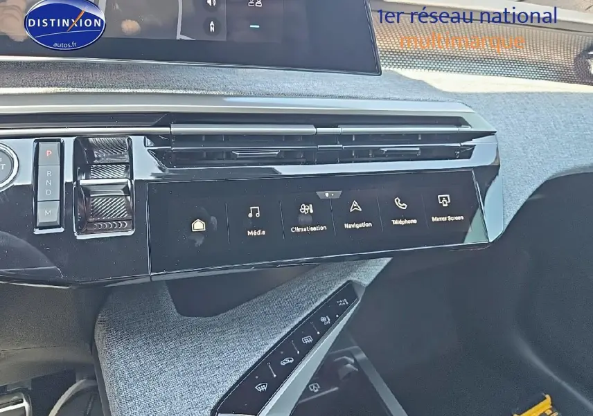 Vue rapprochée de la console centrale noire et grise du Peugeot 3008 2025 avec écran tactile et commandes tactiles.