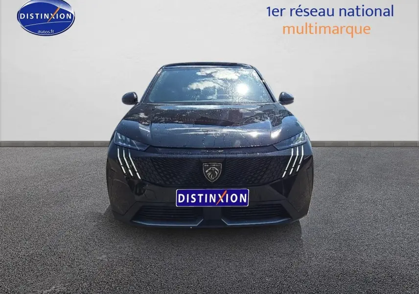 Peugeot 3008 noir vue de face, mettant en valeur ses phares LED à triple griffes distinctives.