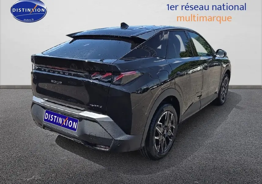 Vue 3/4 arrière droite d'un Peugeot 3008 noir 2025 avec jantes alu et feux arrière LED distinctifs.