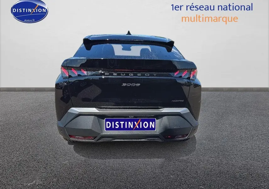 Vue arrière d'un Peugeot 3008 noir 2025 avec feux LED et becquet arrière distinctif.