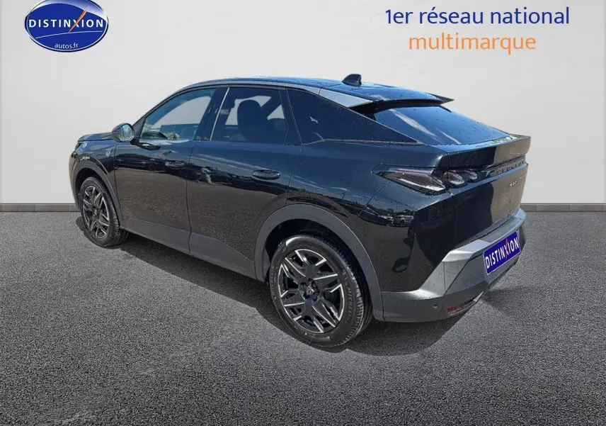 Peugeot 3008 noir vue 3/4 arrière côté gauche, avec jantes alu et feux arrière LED distinctifs.