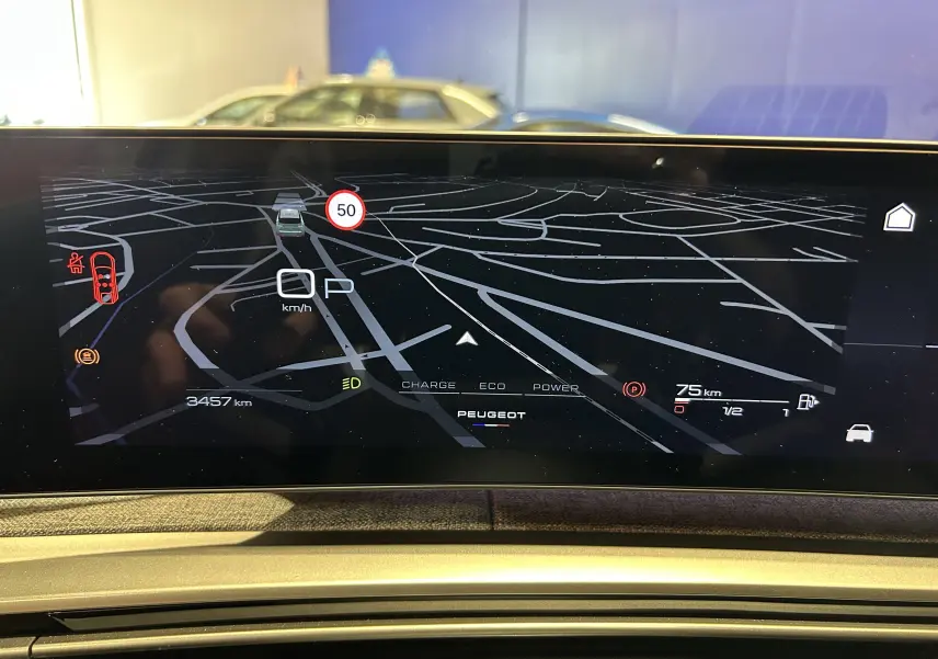 Affichage numérique du tableau de bord du Peugeot 3008 Hybrid 2025 montrant la navigation et les indicateurs de conduite.