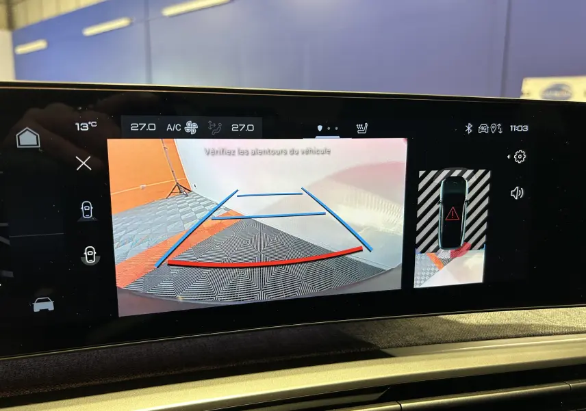 Écran intérieur du Peugeot 3008 blanc montrant la caméra de recul avec lignes de guidage et vue 360° du véhicule.