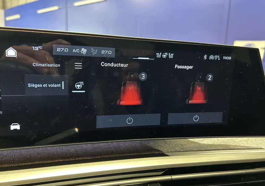 Écran tactile intérieur du Peugeot 3008 blanc, affichant les réglages des sièges et volant chauffants.