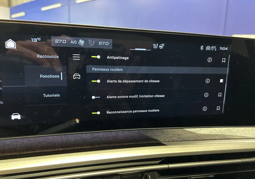Écran tactile intérieur du Peugeot 3008 blanc, affichant les réglages d’aides à la conduite et climatisation.