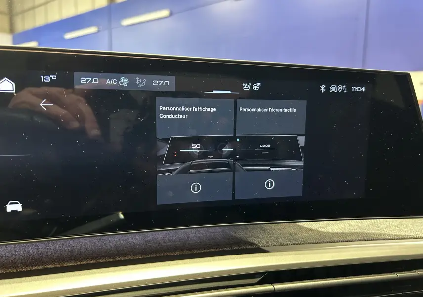 Écran tactile central du Peugeot 3008 Hybrid 2025 affichant les options de personnalisation du conducteur, intérieur noir.