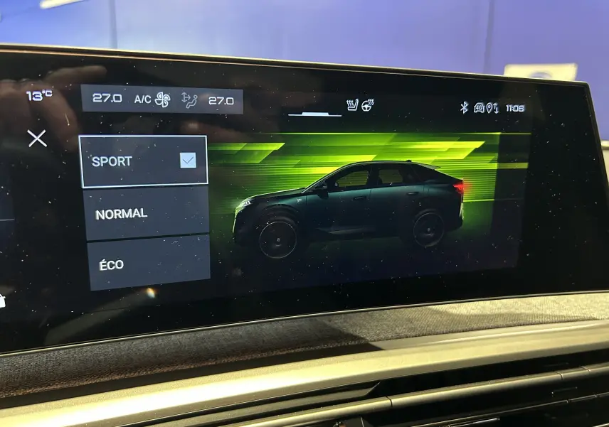 Affichage intérieur de la console multimédia montrant un profil latéral droit stylisé d’un Peugeot 3008 blanc en mode Sport.