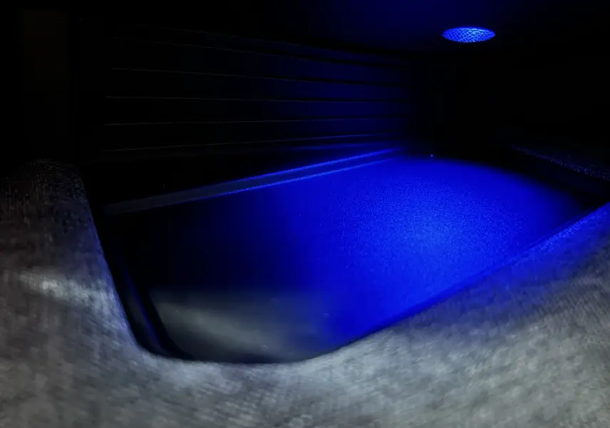 Détail de l'éclairage bleu intérieur au niveau du rangement, Peugeot 3008 III Hybrid 2025.