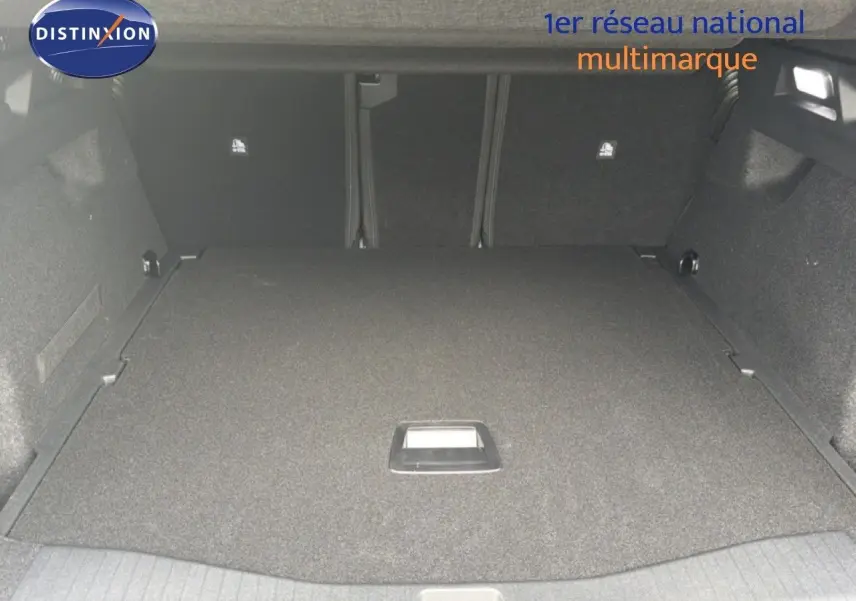 Coffre spacieux du Citroën C5 Aircross Hybrid 145ch gris platinium, vue intérieure arrière avec plancher plat.