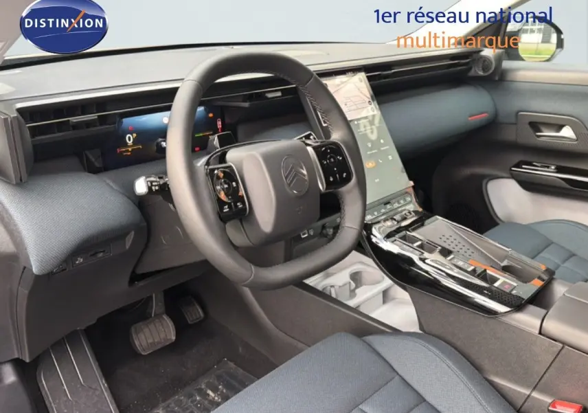 Vue intérieure côté conducteur du Citroën C5 Aircross Hybrid 2026, tableau de bord moderne avec écran tactile vertical.
