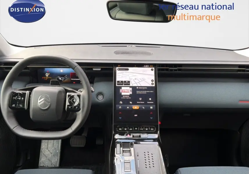 Intérieur avant du Citroën C5 Aircross Hybrid gris platinium, tableau de bord moderne avec grand écran tactile vertical.