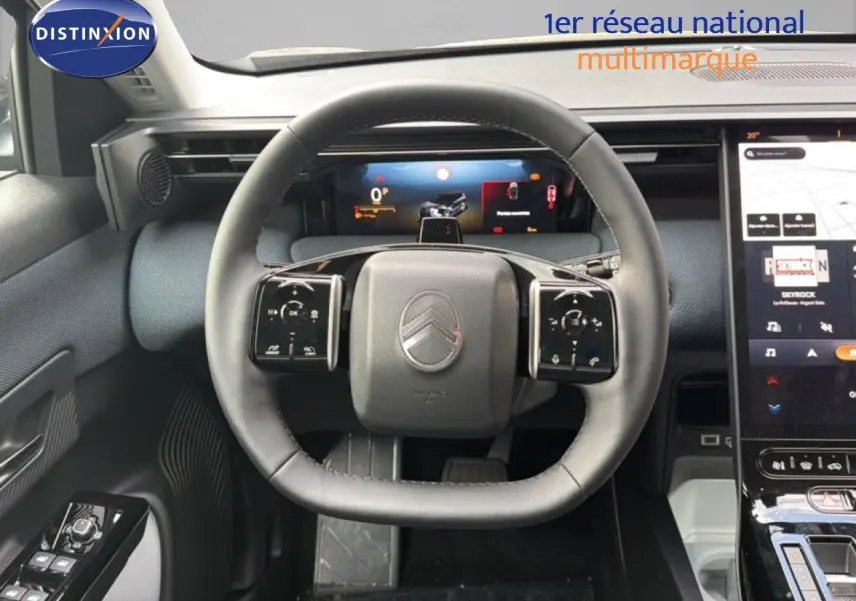 Intérieur de la Citroën C5 Aircross Hybrid 2026, vue centrée sur le volant cuir noir et le tableau de bord numérique.