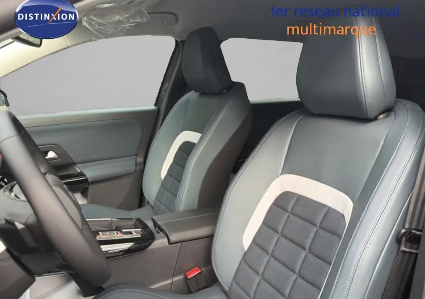 Vue intérieure côté gauche du Citroën C5 Aircross Hybrid 2026, sièges tissu et cuir gris avec surpiqûres contrastées.
