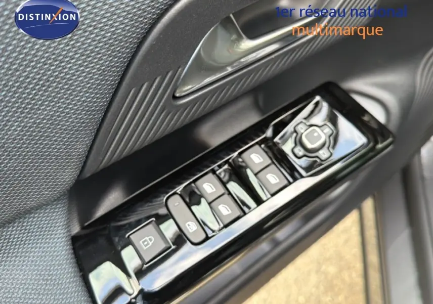Gros plan sur les commandes de lève-vitres et rétroviseurs côté conducteur du Citroën C5 Aircross hybride 2026.