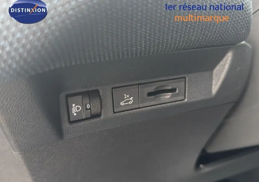 Détail des commandes d'ouverture du coffre et réglage des phares dans l'habitacle du Citroën C5 Aircross gris platinium.