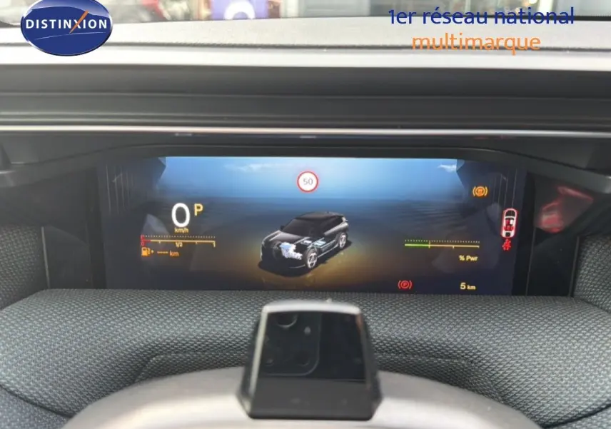 Vue rapprochée du tableau de bord numérique du Citroën C5 Aircross Hybrid 2026 avec affichage des données de conduite.