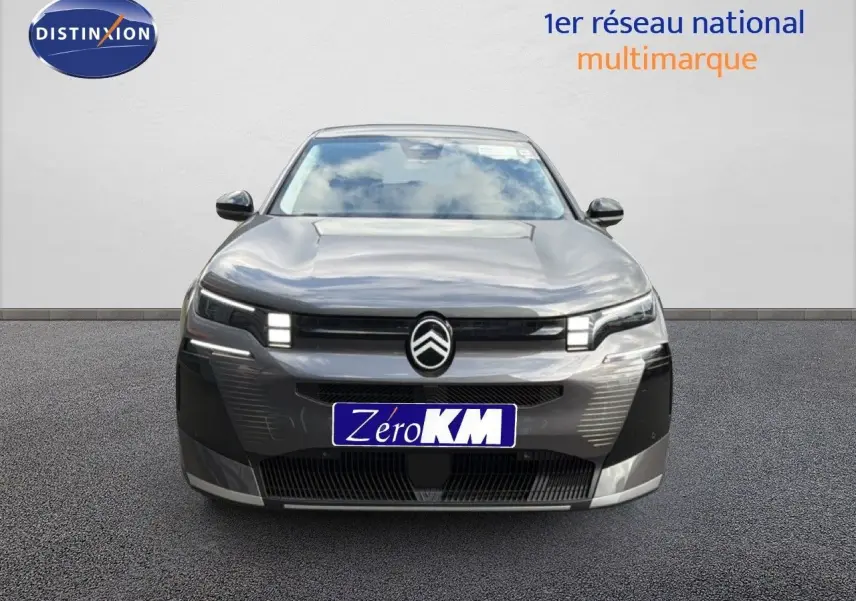 Vue avant d'une Citroën C5 Aircross Hybrid gris platinium métal, avec ses phares LED distinctifs allumés.