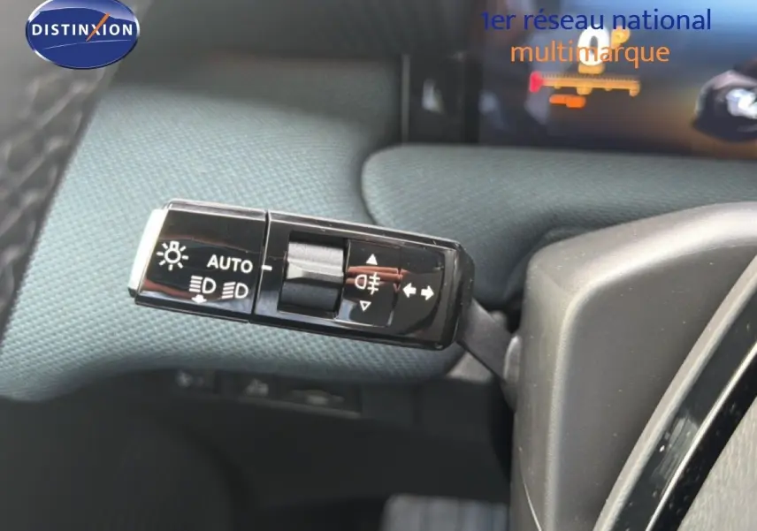 Gros plan sur la commande des feux et clignotants dans l’habitacle du Citroën C5 Aircross gris platinium 2026.