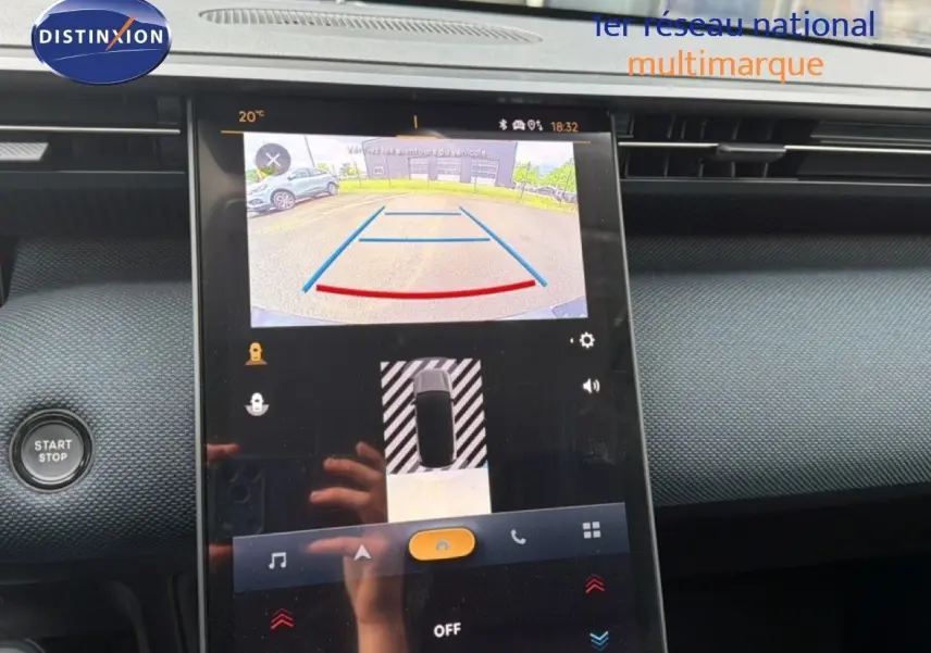 Écran central tactile du Citroën C5 Aircross Hybrid 2026 montrant la caméra de recul et l’aide au stationnement.
