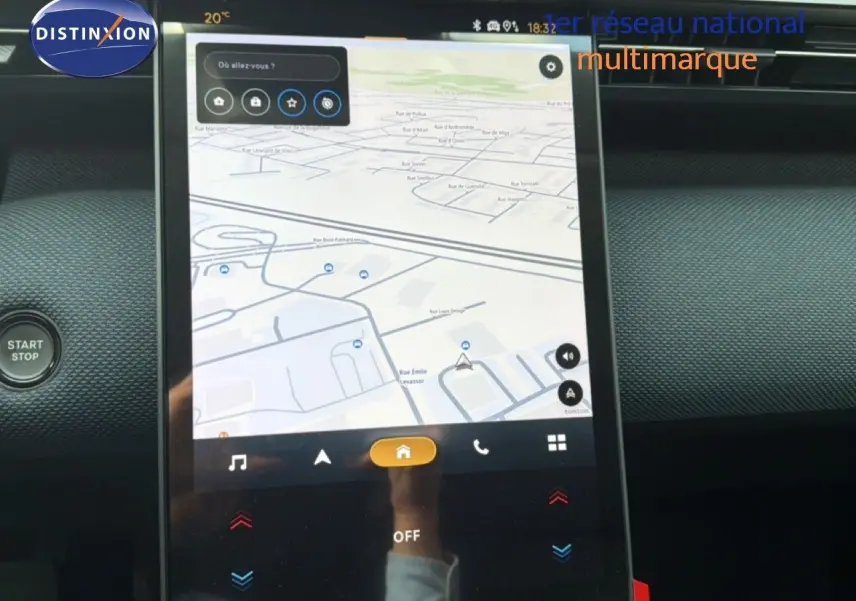 Écran tactile central du Citroën C5 Aircross Hybrid 2026 en gris platinium, affichant la navigation GPS.