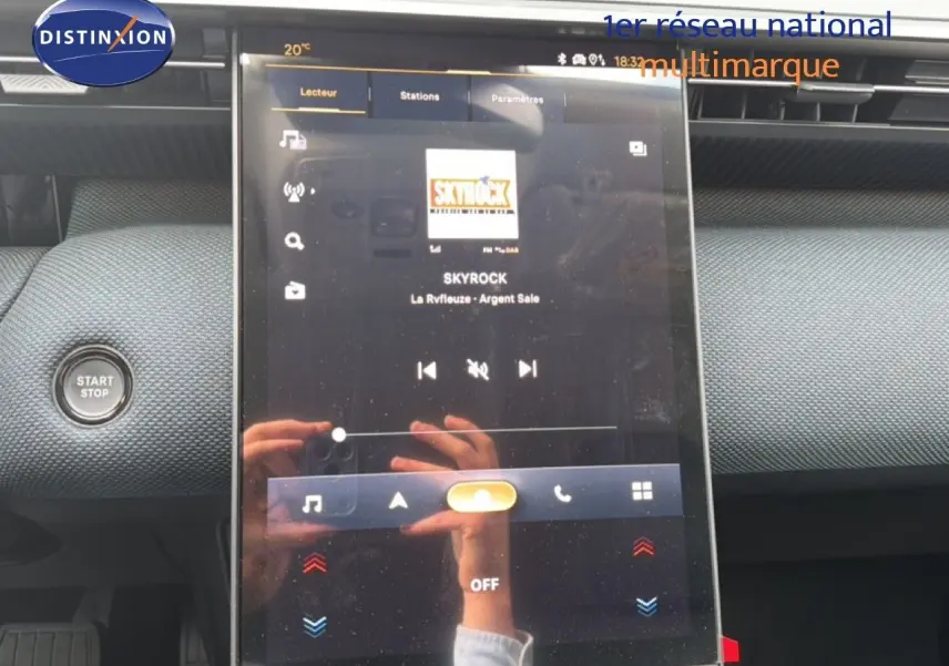 Vue rapprochée de l’écran tactile central du Citroën C5 Aircross Hybrid 2026 avec tableau de bord gris platinium.