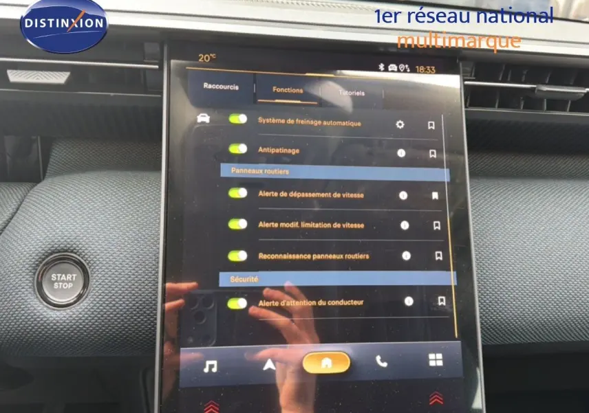 Intérieur du Citroën C5 Aircross Hybrid 2026, écran tactile central affichant les options d’aide à la conduite, tableau de bord gris.