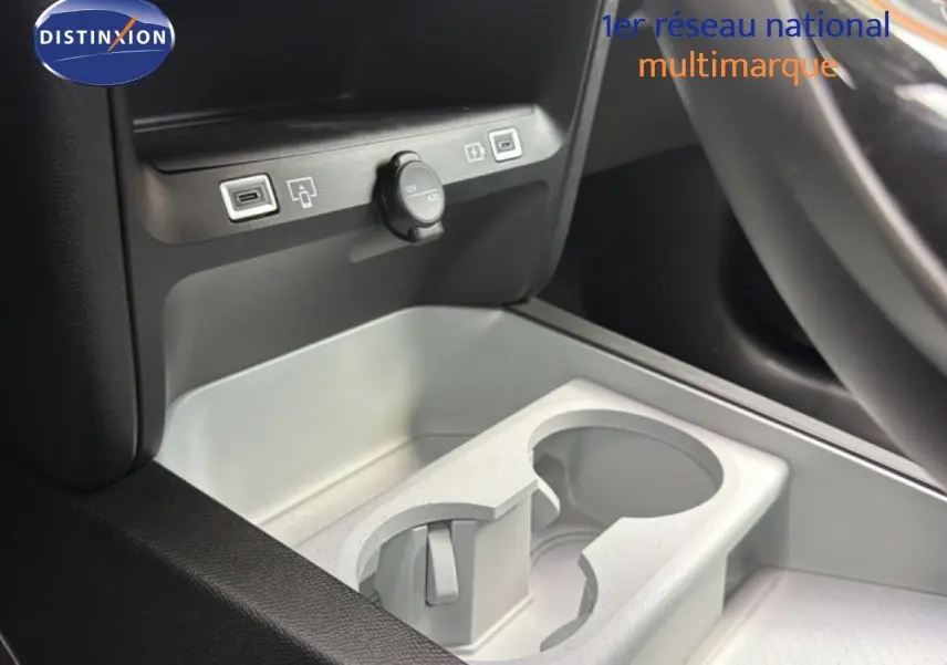 Détail de la console centrale avec porte-gobelets et prises USB du Citroën C5 Aircross Hybrid gris platinium 2026.