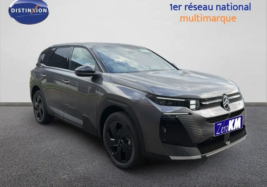 Citroën C5 Aircross Hybrid gris platinium métal en 3/4 avant droit avec jantes noires et calandre moderne.