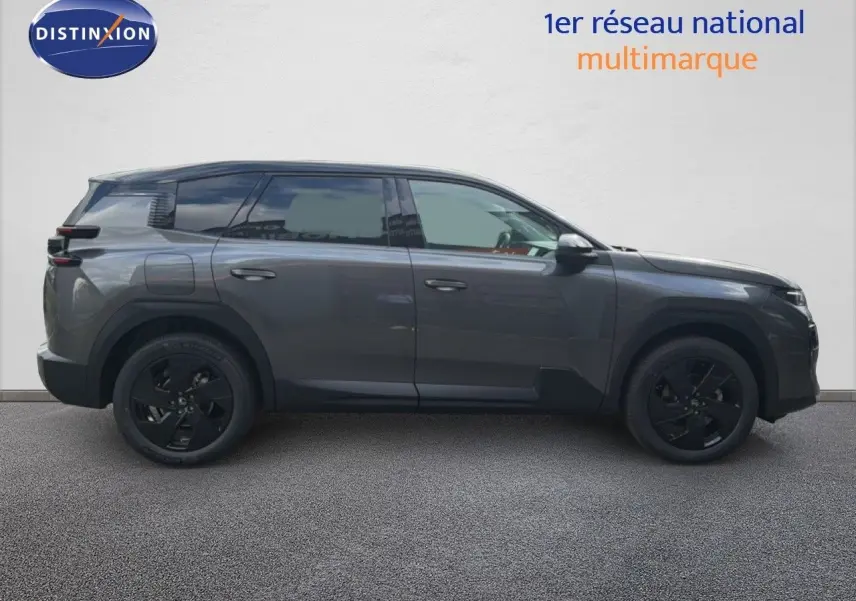 Profil côté gauche du Citroën C5 Aircross Hybrid gris platinium métal avec jantes noires sur fond neutre.