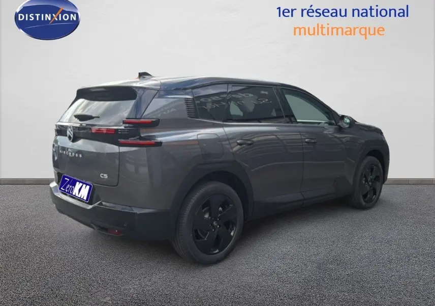 Vue 3/4 arrière droite d’un Citroën C5 Aircross Hybrid gris platinium métal avec jantes noires et feux arrière LED.
