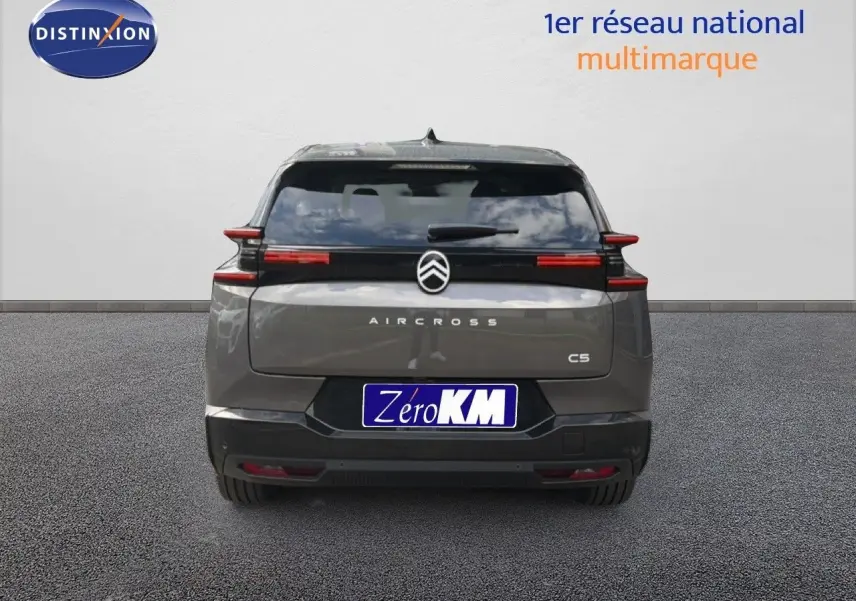 Vue arrière d'un Citroën C5 Aircross gris platinium métallisé avec feux LED distinctifs et logo centré.