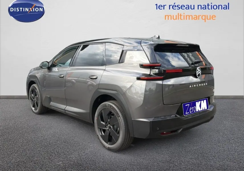 Vue 3/4 arrière droite du Citroën C5 Aircross Hybrid gris platinium métal avec jantes noires et vitres teintées.