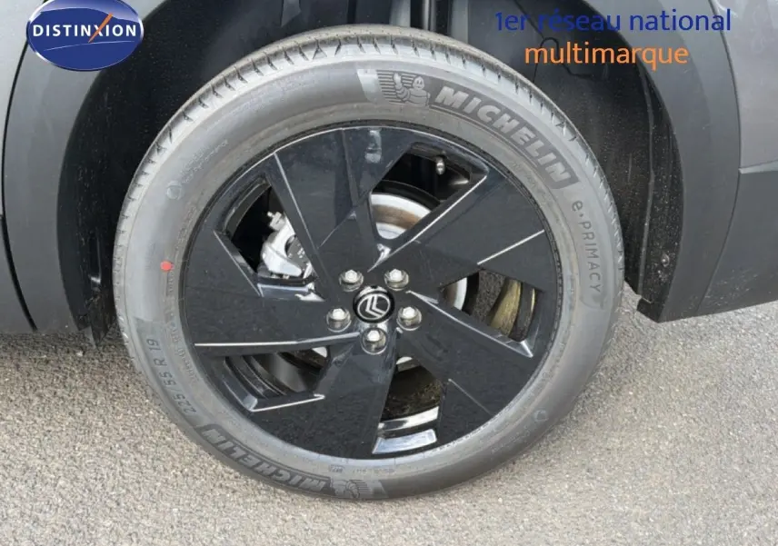 Gros plan sur la roue avant gauche du Citroën C5 Aircross gris platinium avec jante noire et pneu Michelin.