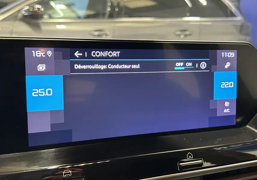 Écran tactile intérieur de la Citroën C4 PureTech 100 Feel 2021 affichant les réglages de confort et température.
