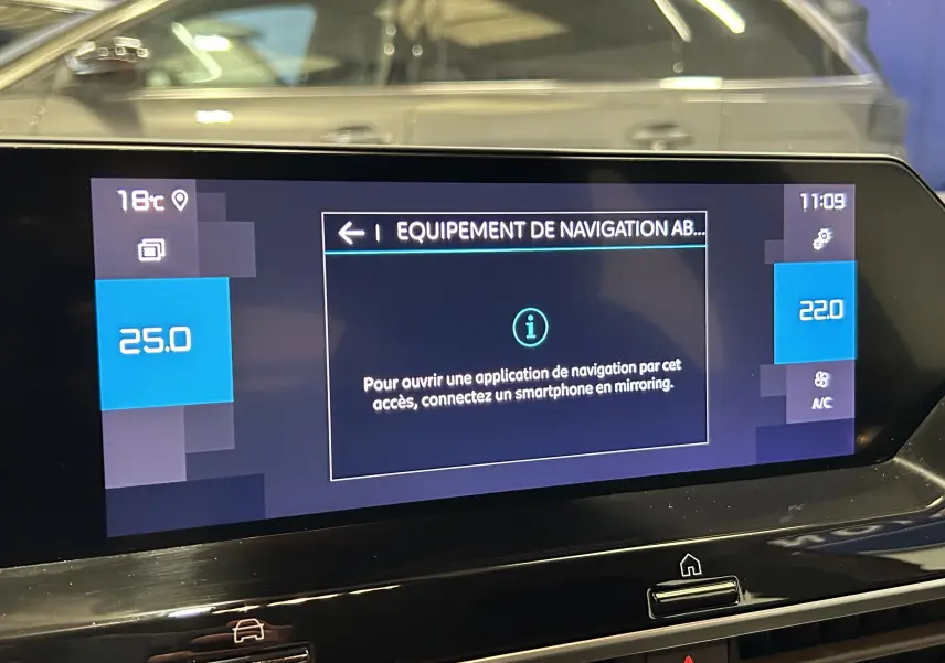 Écran tactile central de la Citroën C4 PureTech 100 Feel affichant les réglages de navigation et climatisation.