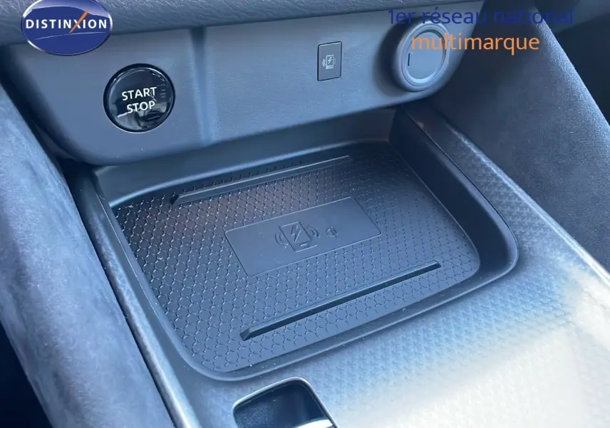 Détail du chargeur sans fil et bouton start/stop dans l'habitacle du Nissan Qashqai 2025 gris céramique.