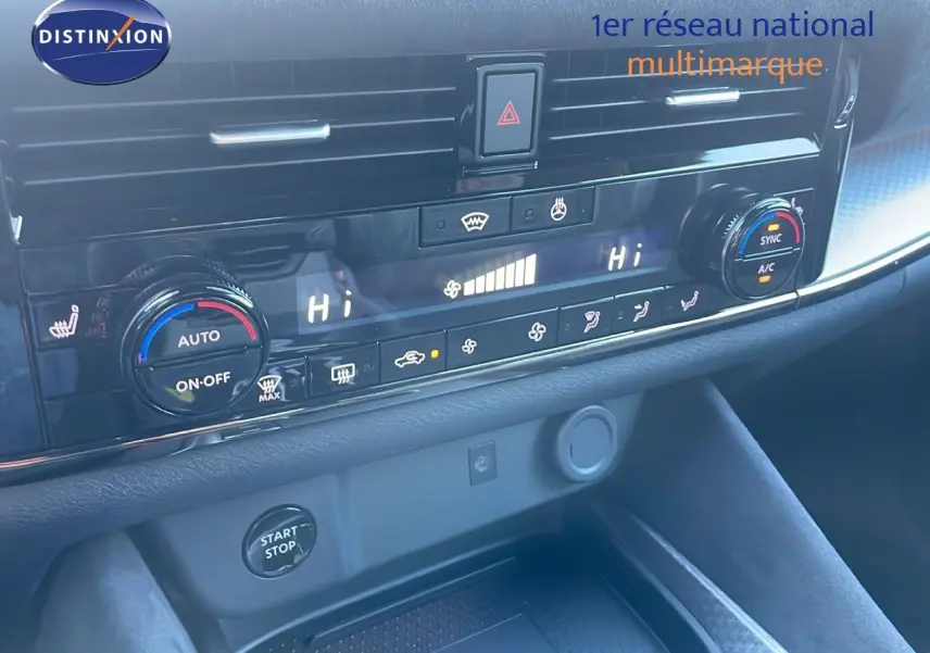 Détail de la console centrale du Nissan Qashqai 2025 avec climatisation automatique et bouton start/stop.