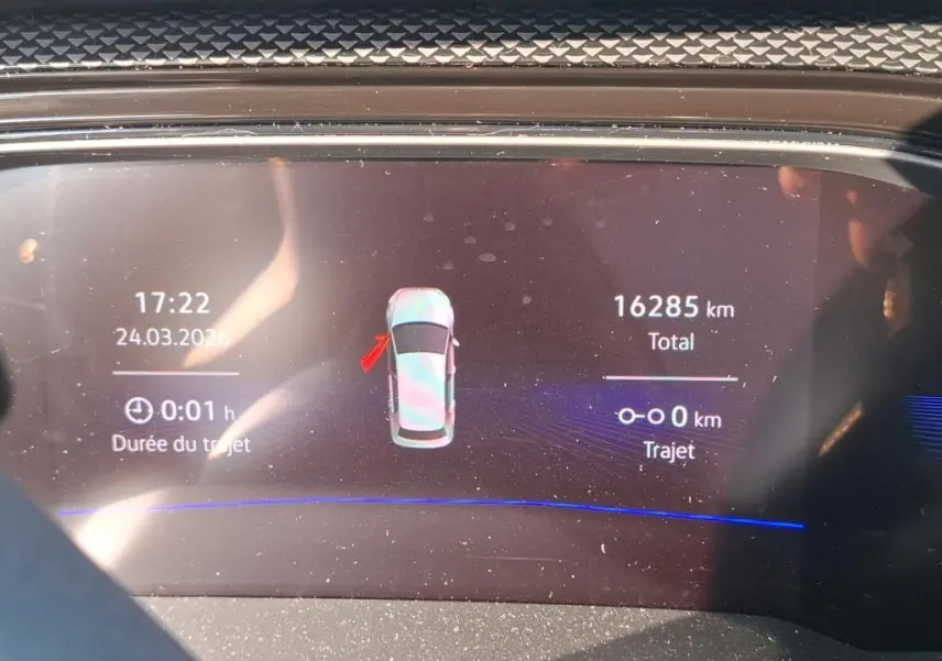 Affichage numérique du tableau de bord montrant une Volkswagen Polo noire vue de dessus avec porte gauche ouverte.
