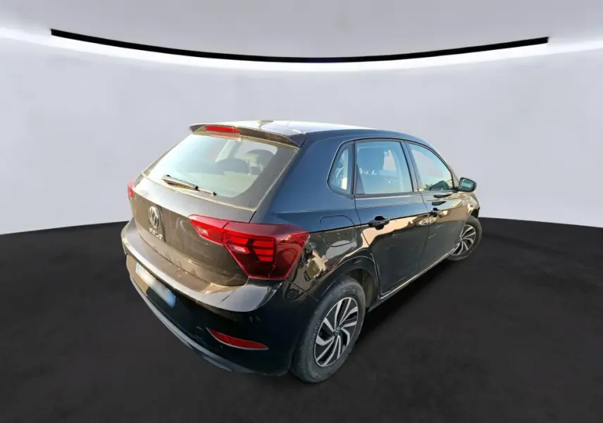 Vue 3/4 arrière droite d'une Volkswagen Polo noire 2022 avec feux arrière LED et jantes alliage distinctives.