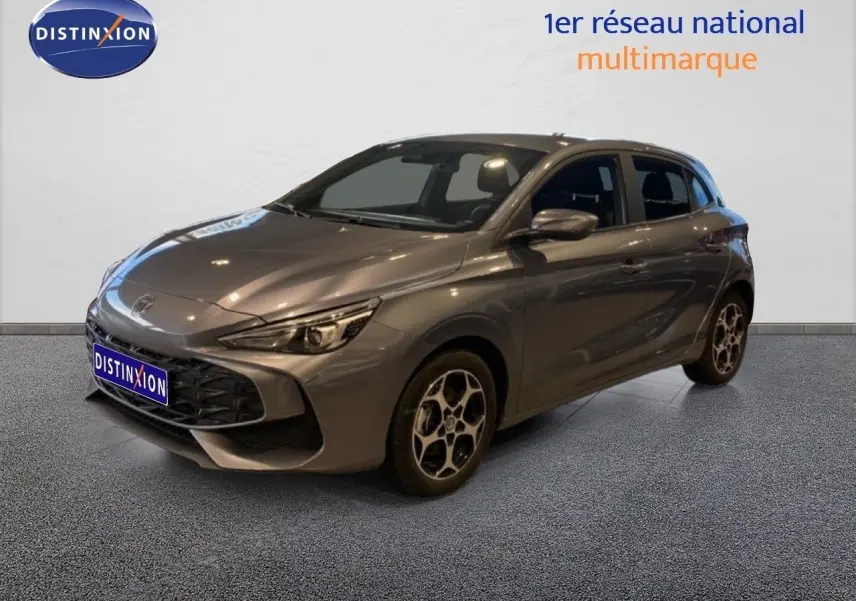 MG3 1.5L Hybrid+ 195ch Comfort en gris Hampstead, vue 3/4 avant mettant en valeur ses jantes bi-ton et ses lignes fluides.