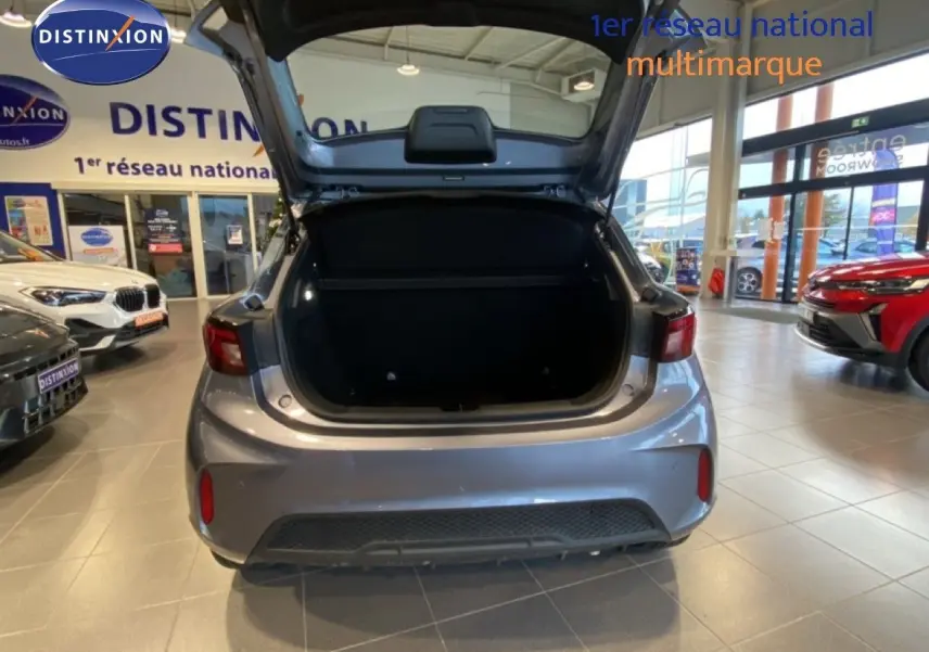 Vue arrière du MG3 1.5L HYBRID+ 195CH COMFORT en gris Hampstead, coffre ouvert dans un showroom.