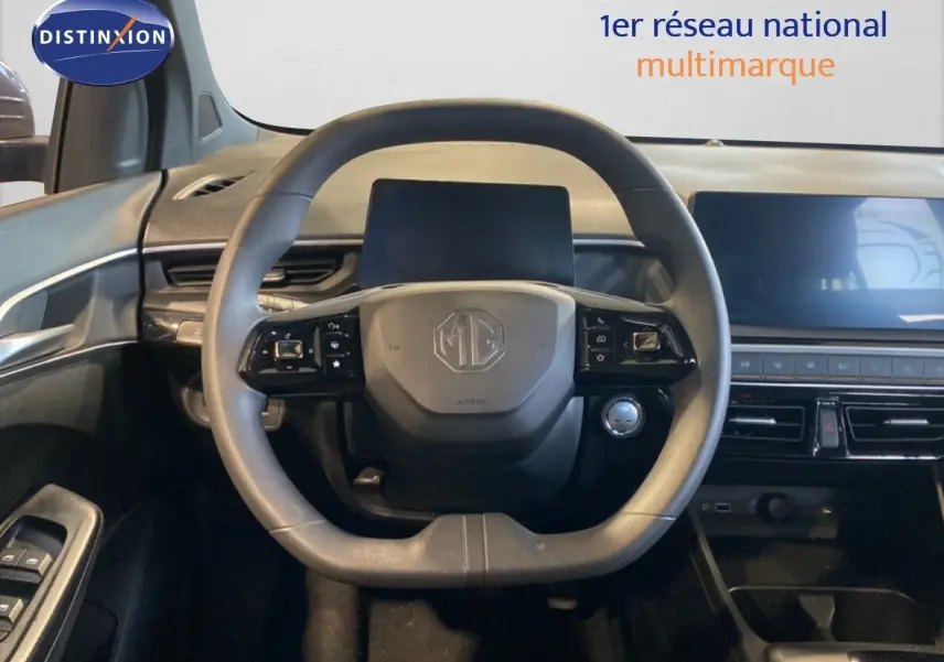 Vue intérieure centrée sur le volant du MG3 2024 en gris Hampstead, avec tableau de bord et écran tactile visibles.