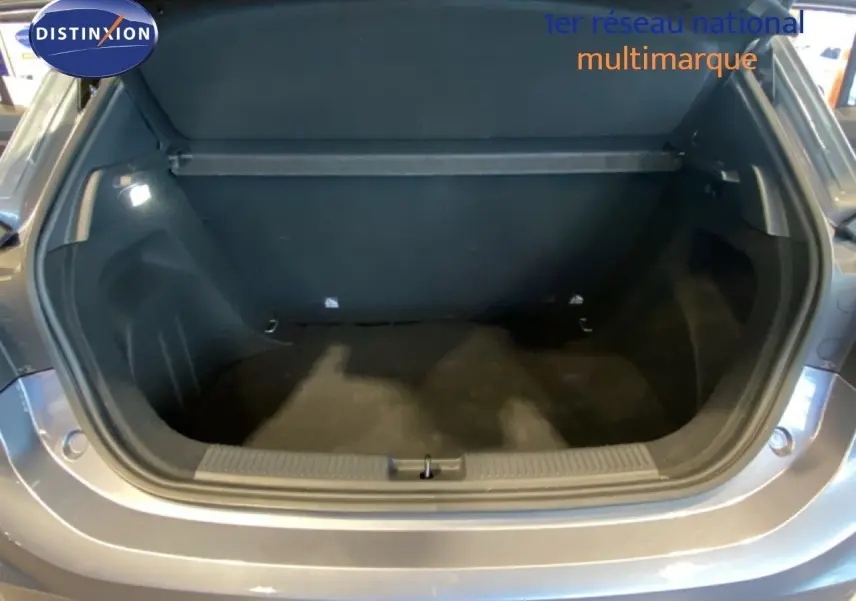 Coffre ouvert vu de l'arrière d'une MG3 1.5L Hybrid+ 195ch Comfort en gris Hampstead métallisé.