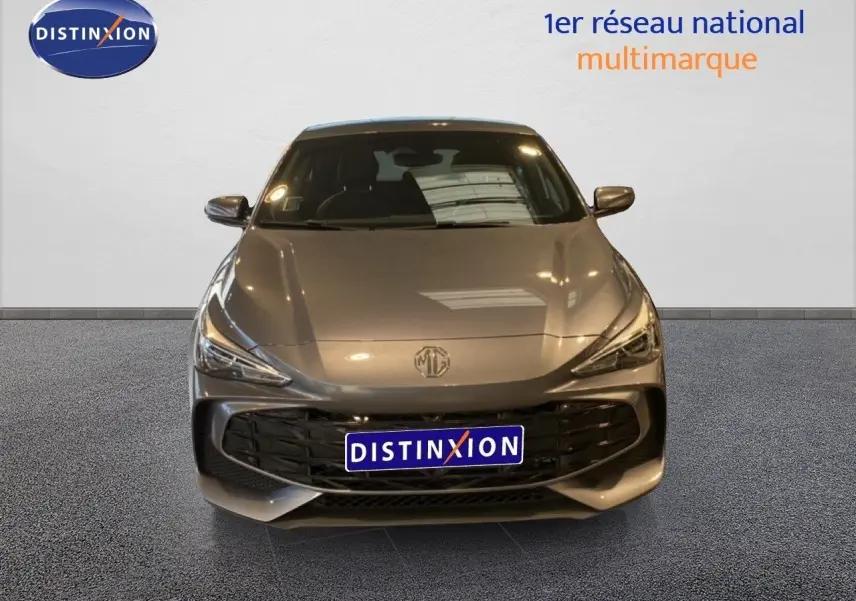 Vue frontale d'une MG3 1.5L Hybrid+ 195ch Comfort en gris Hampstead, avec calandre noire et logo MG visible.