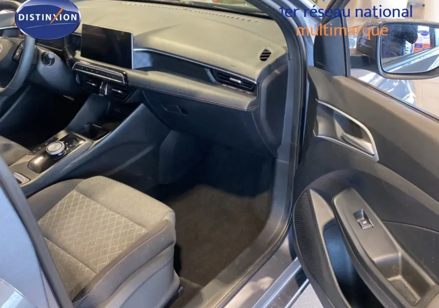 Vue intérieure côté passager avant d'une MG3 1.5L Hybrid+ 2024 en gris Hampstead, montrant le tableau de bord et la console centrale.