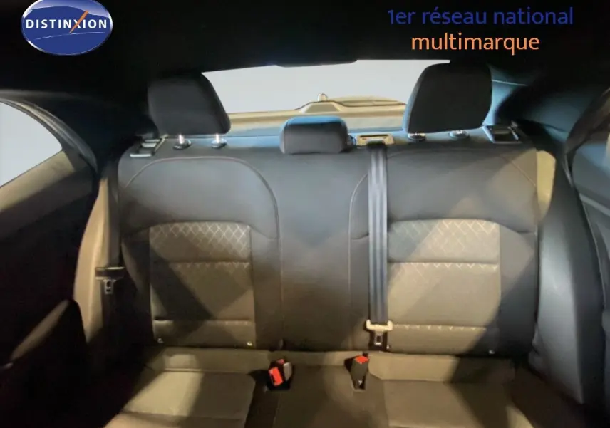 Vue intérieure arrière des sièges arrière en tissu gris noir avec motifs losanges du MG3 1.5L Hybrid+ 2024.