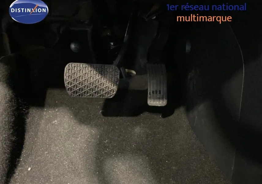 Gros plan sur les pédales d'accélérateur et de frein du MG3 1.5L Hybrid+ 2024, intérieur sombre sans détails visibles.