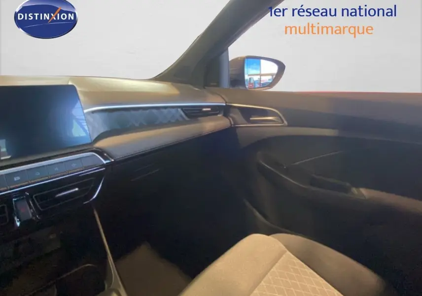 Vue intérieure côté passager du tableau de bord et siège tissu gris noir du MG3 1.5L Hybrid+ 2024 en Hampstead Grey Metal.
