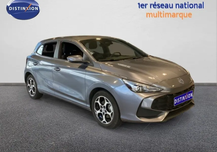Vue 3/4 avant gauche de la MG3 1.5L Hybrid+ 195ch en gris métallisé Hampstead avec jantes bi-ton et calandre noire.